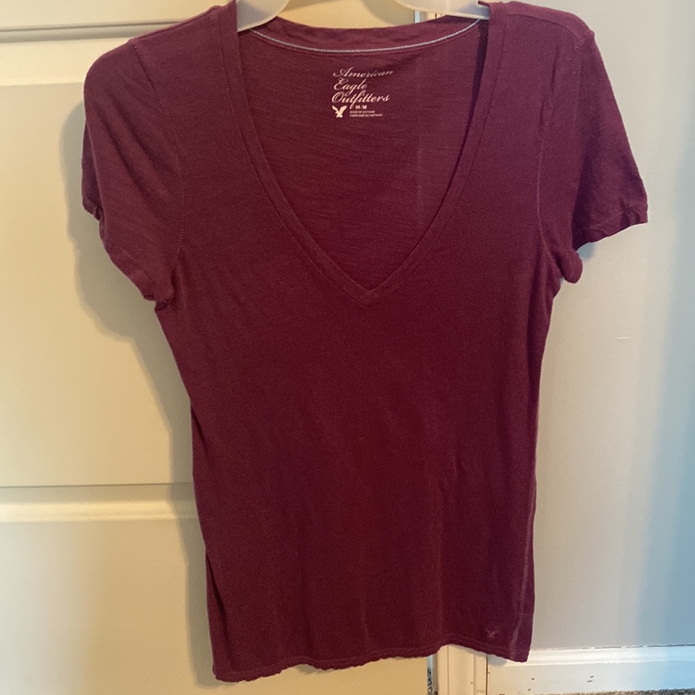 American Eagle Plum V-neck T-shirt. Women’s Size medium